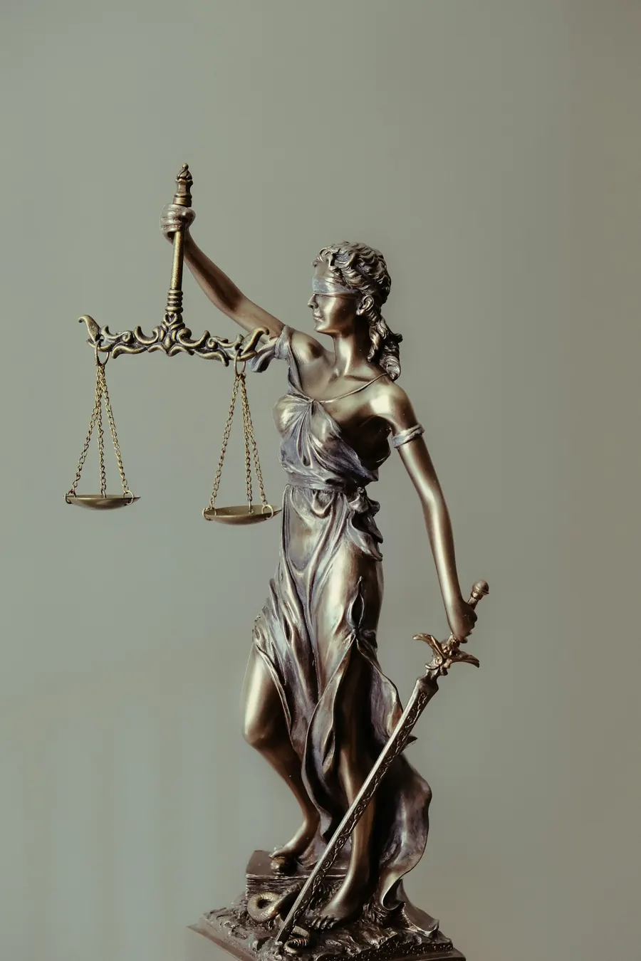 Estátua da Justiça segurando a balança