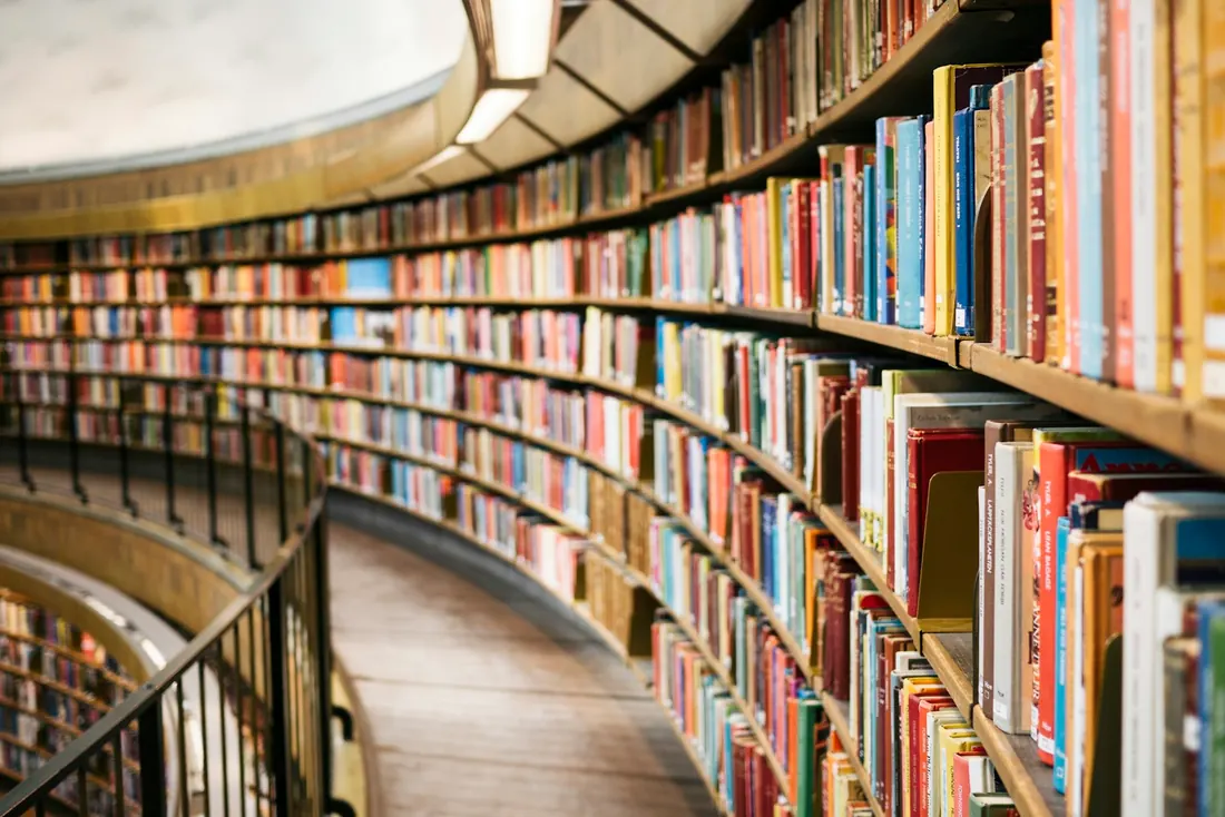 Estantes curvas de uma biblioteca repletas de livros